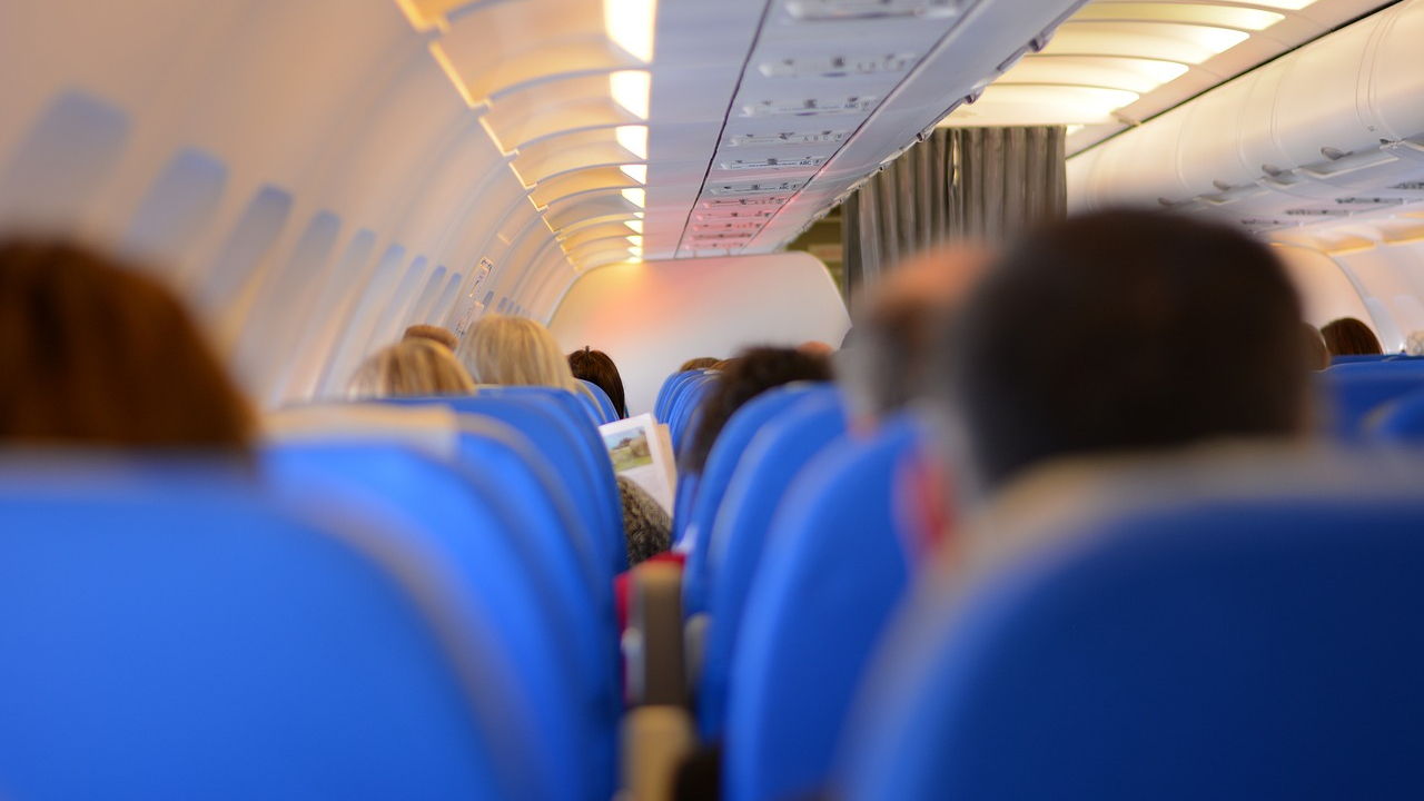 Mulher morre em viagem de avião, e corpo fica por horas em assento