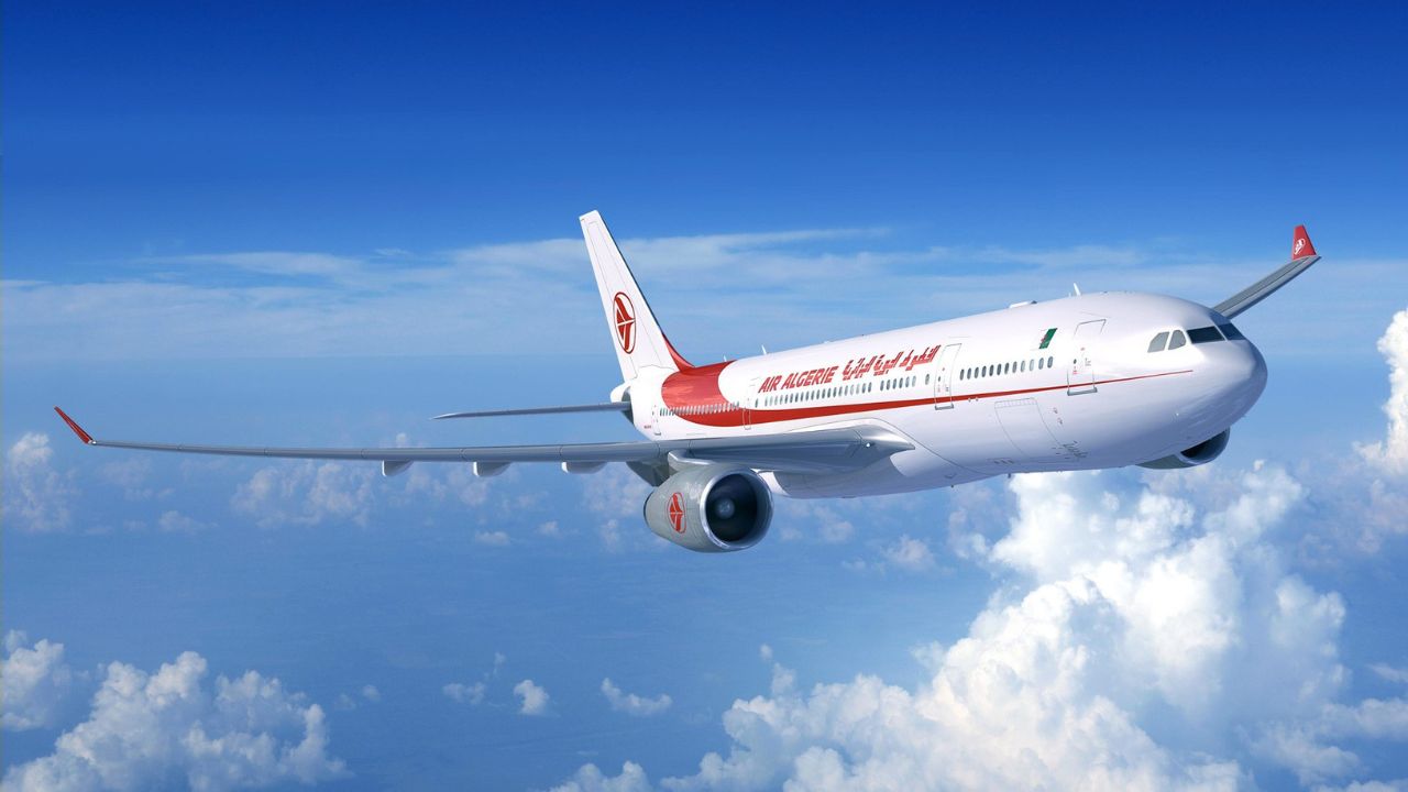 Homem sobrevive a arriscada viagem clandestina em trem de pouso de avião
