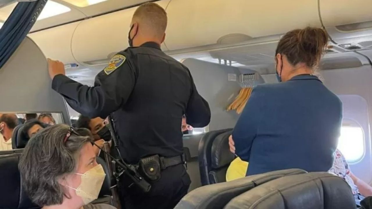 Passageiros são expulsos de avião após briga por apoio de braço nos EUA