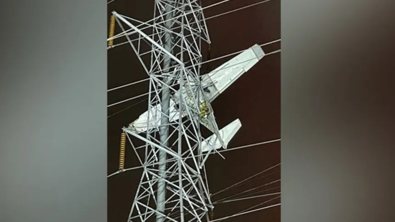 Avião bate em torre de energia e ocupantes ficam 7h suspensos aguardando resgate