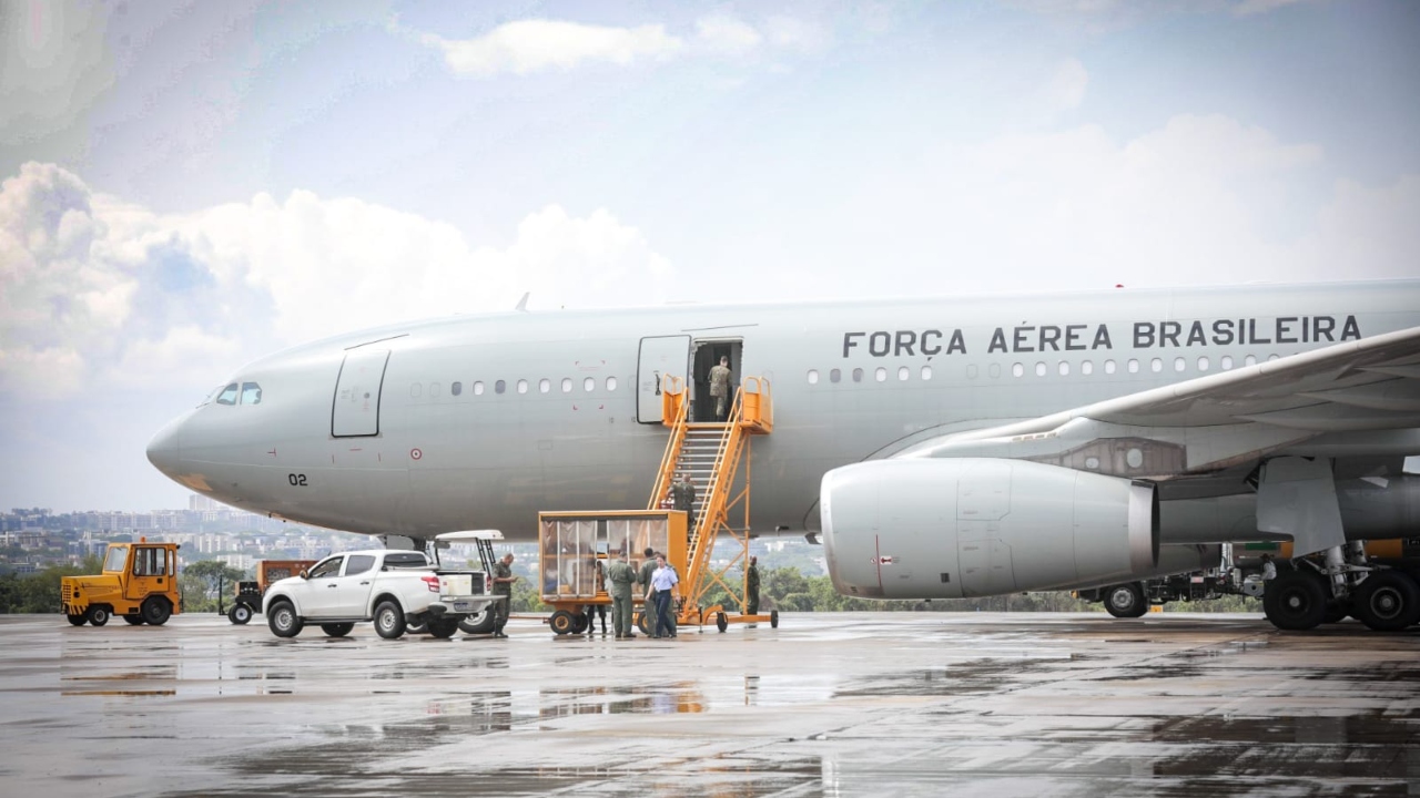 Aeronave da FAB com brasileiros resgatados em Israel deve chegar ao país na madrugada