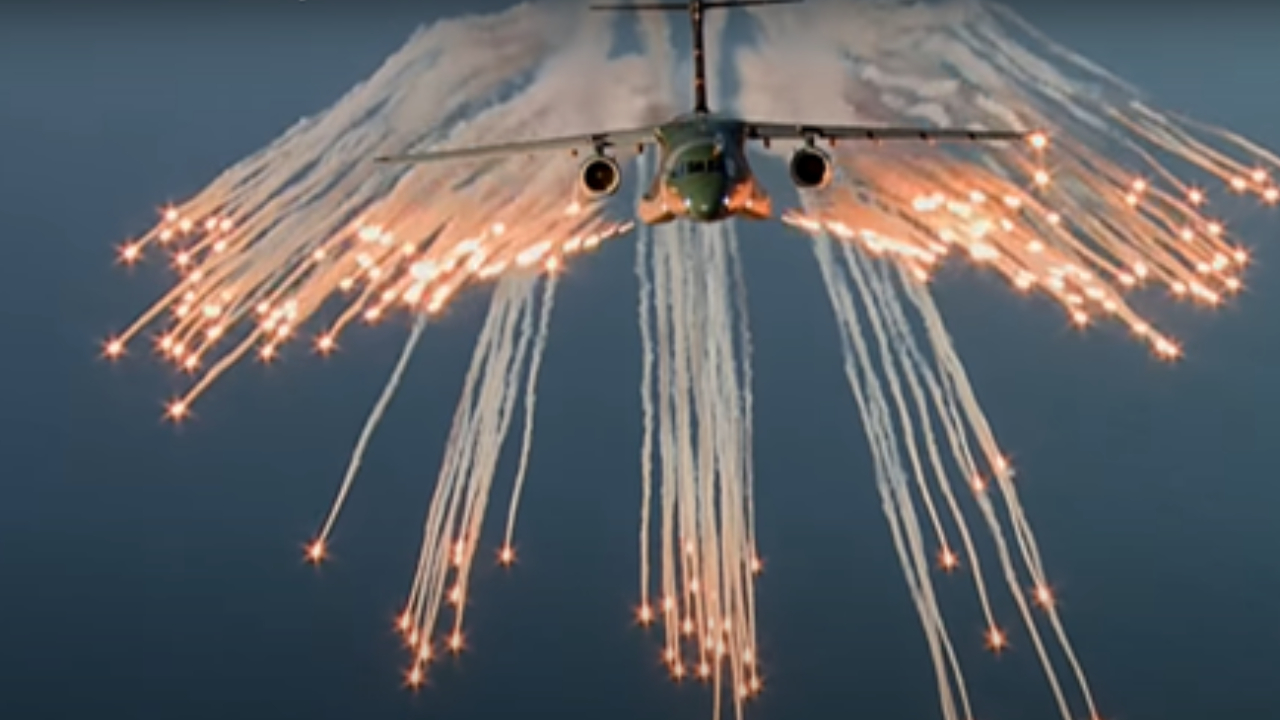 Aviões lançam fogos e voam em espiral para fugir de ataques no Afeganistão