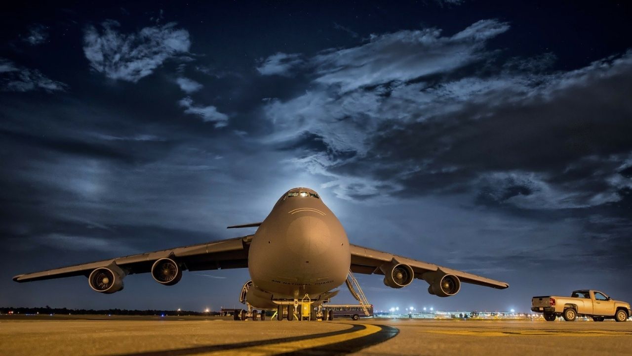 Casal obriga avião a retornar após saltarem pela saída de emergência