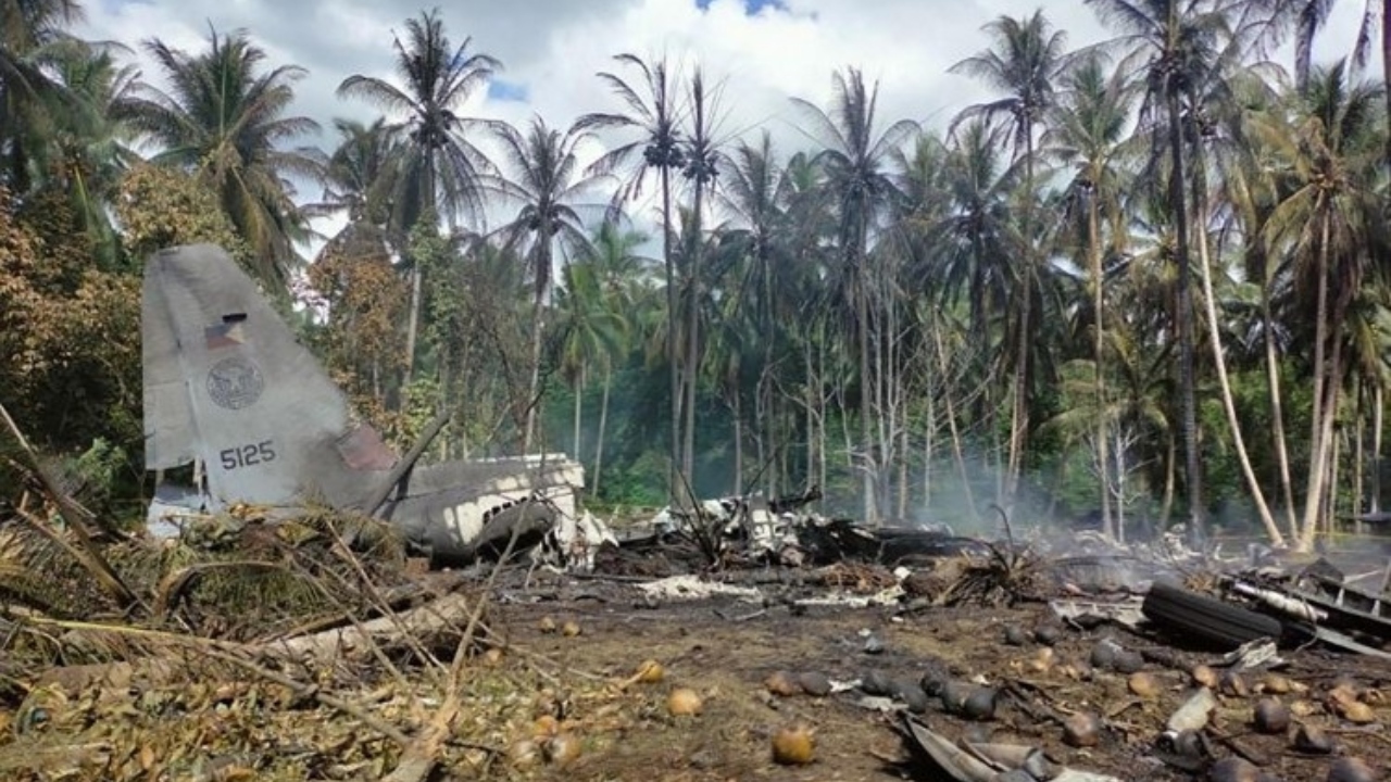 Soldados que sobreviveram à queda de avião nas Filipinas saltaram antes da explosão