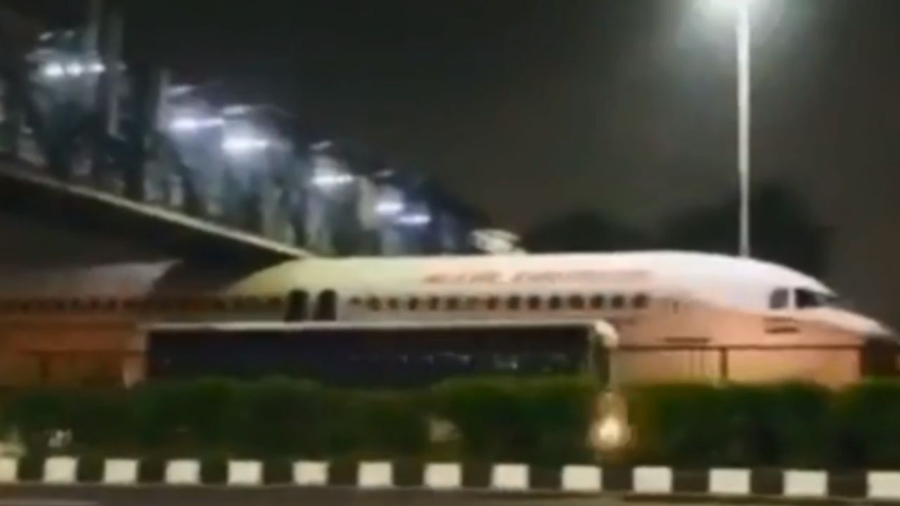 Em rodovia na Índia, avião fica preso debaixo de passarela