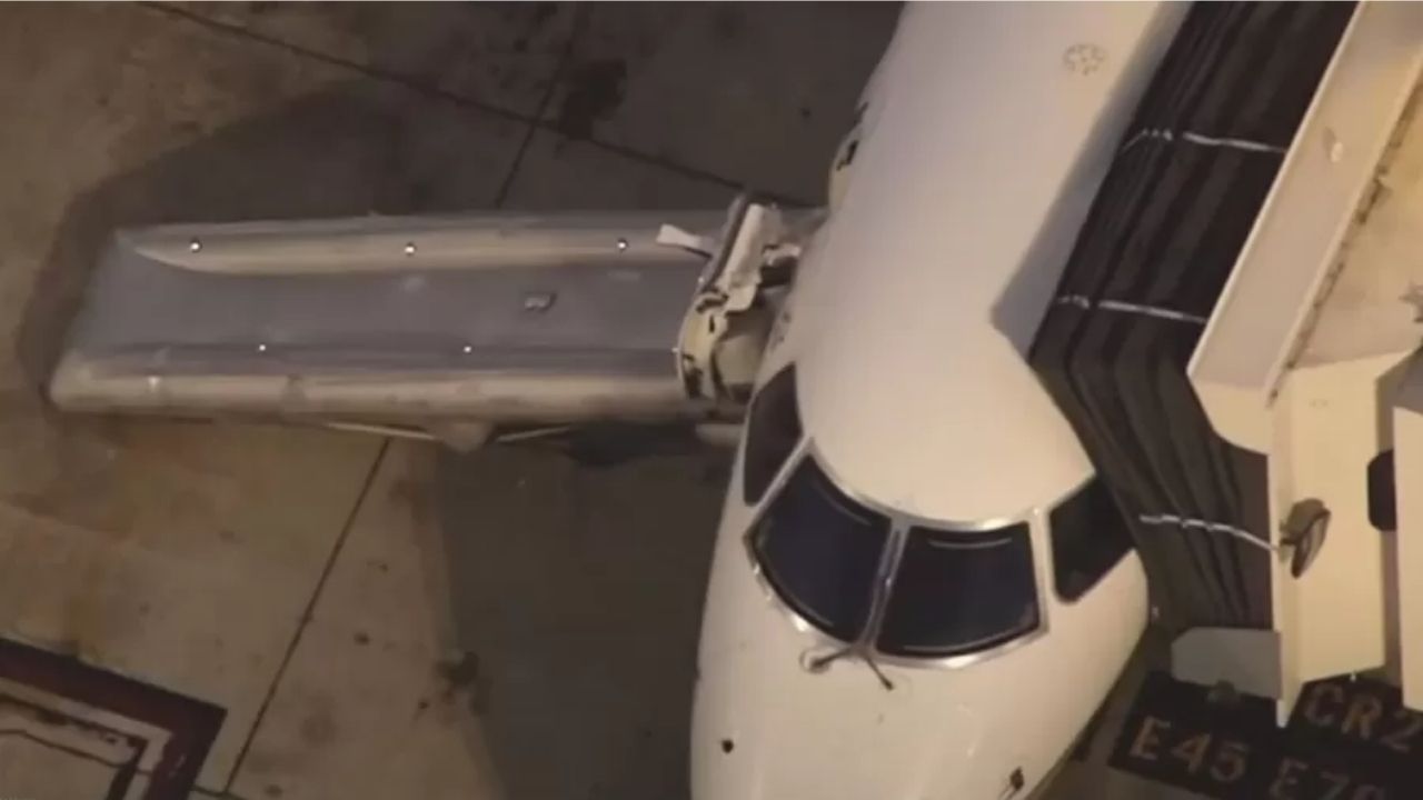 Homem tenta invadir cabine de avião e acaba pulando pela saída de emergência nos EUA