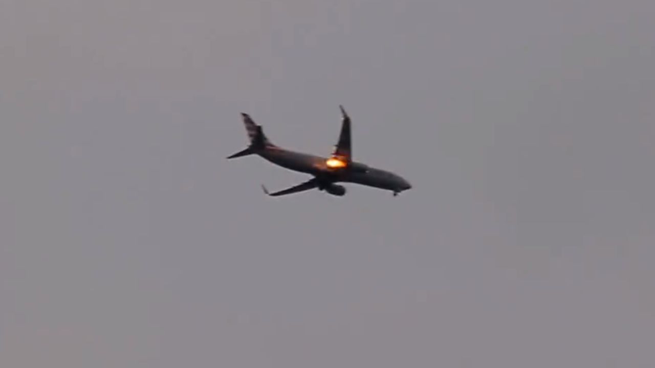 Turbina de avião pega fogo logo após decolagem nos EUA