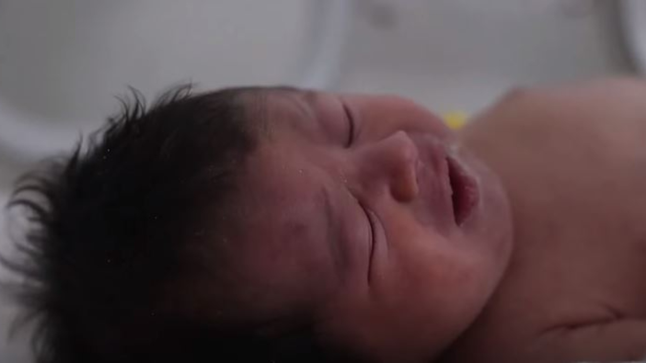 Milícias tentam raptar bebê Aya, nascida em escombros