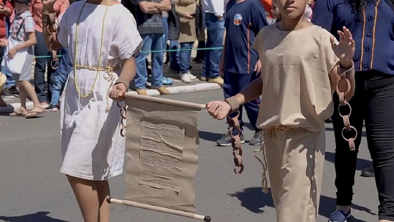 Desfile da Independência gera polêmica por crianças ‘fantasiadas’ de escravos