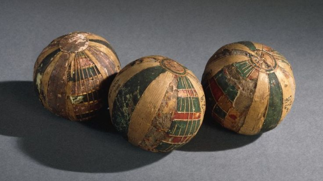 Pesquisadores encontram bolas de couro de 3 mil anos em túmulos de cavaleiros