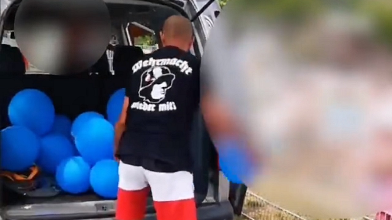 Suposto neonazista é visto distribuído balões em entrada de jardim de infância