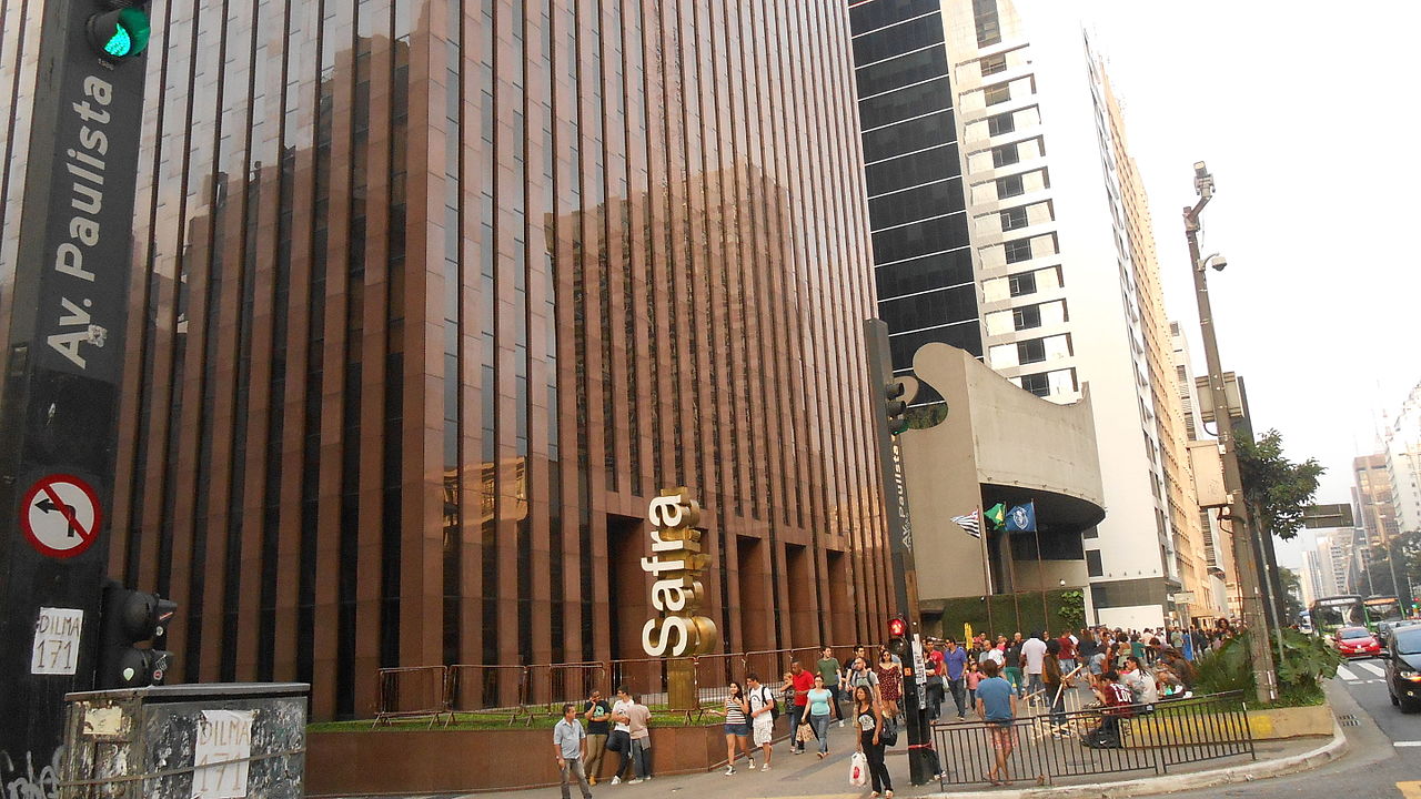 Herdeiro do Banco Safra processa mãe e irmãos
