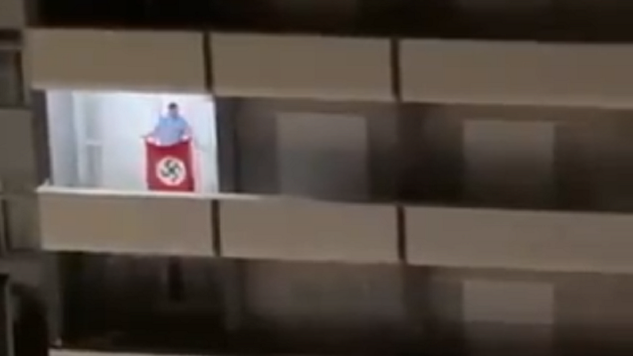 Homem que sacudiu bandeira nazista em sacada de apartamento é identificado