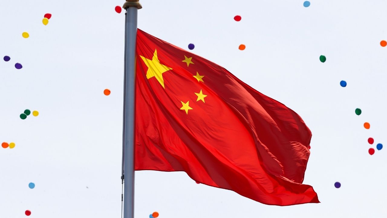China formaliza lei que permite que casais tenham até três filhos