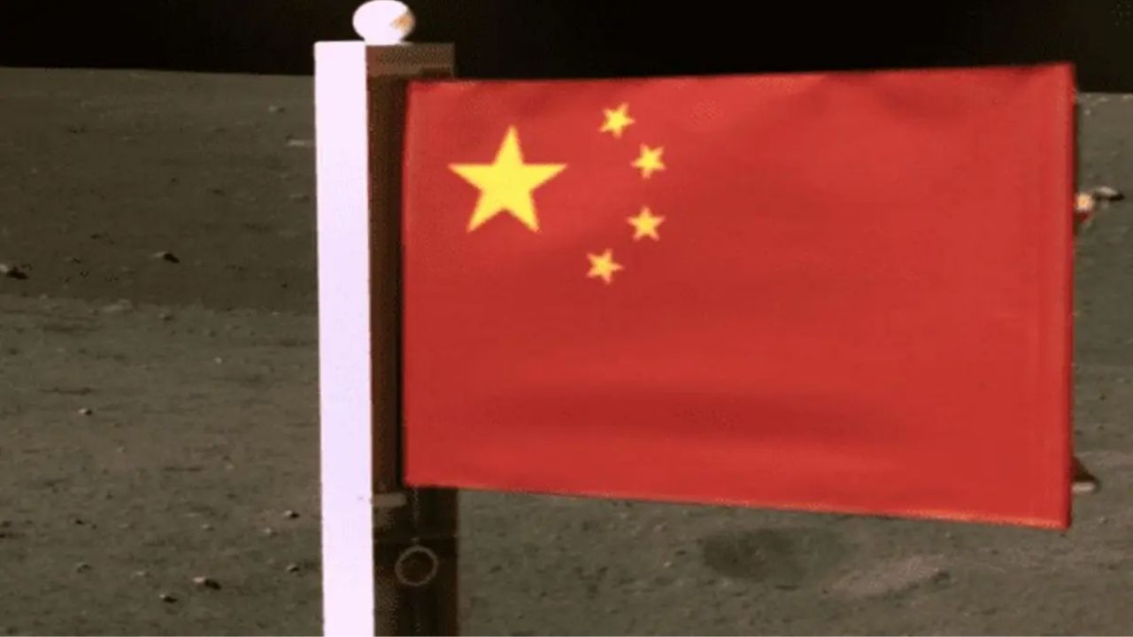 China hasteia bandeira em solo lunar após missão bem-sucedida com robô