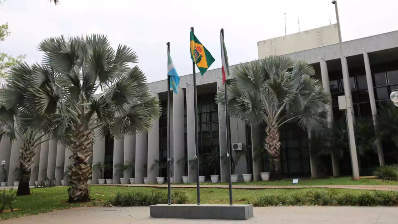 Presidente do STF decide pela retirada da bandeira do Brasil Império do TJMS
