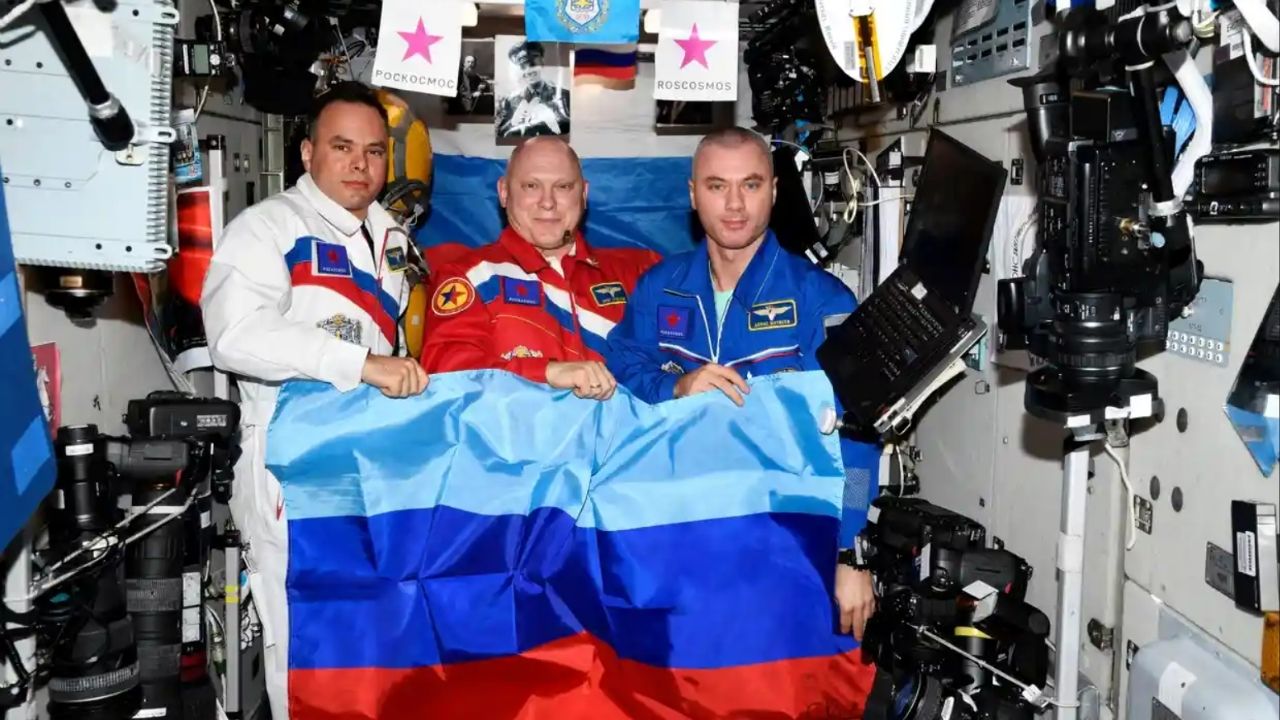 Astronautas russos celebram ‘libertação’ de território ucraniano em foto