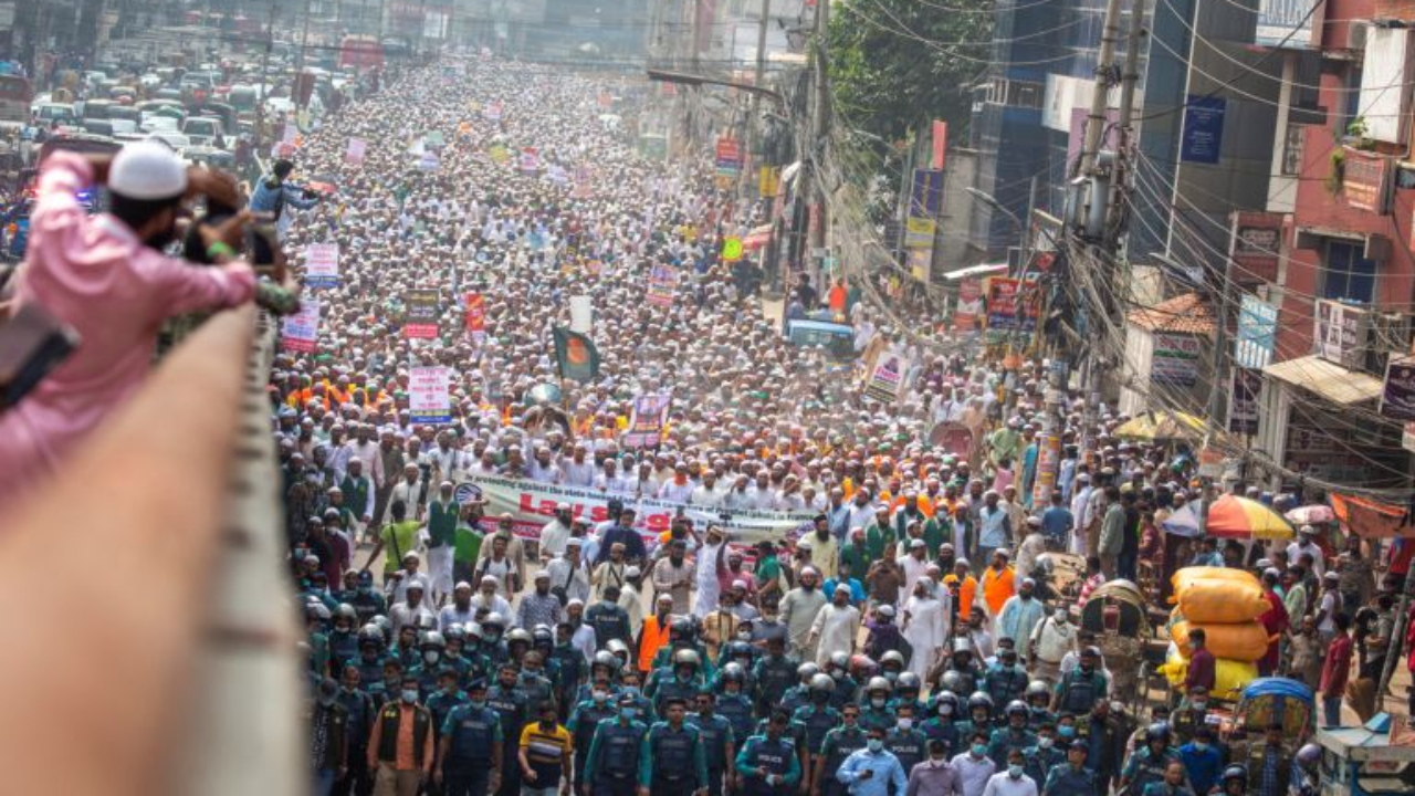Macron é alvo de protestos em Bangladesh após defender charges sobre Maomé