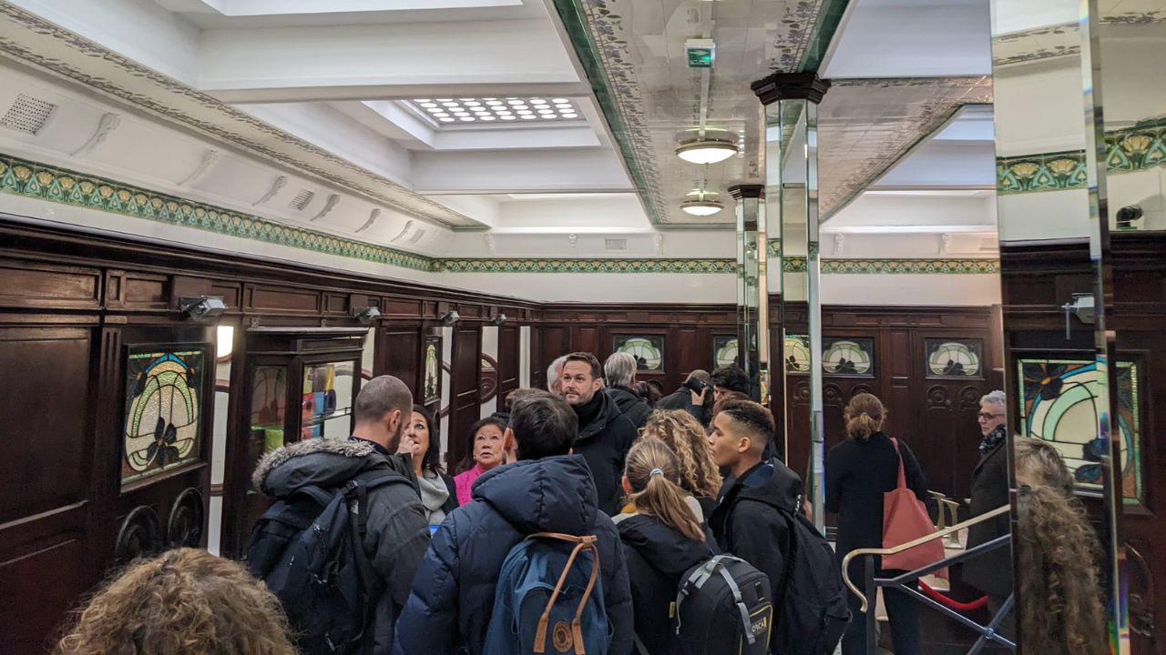 Restaurado, banheiro público de 1905 com entrada a 2 euros se torna atração em Paris