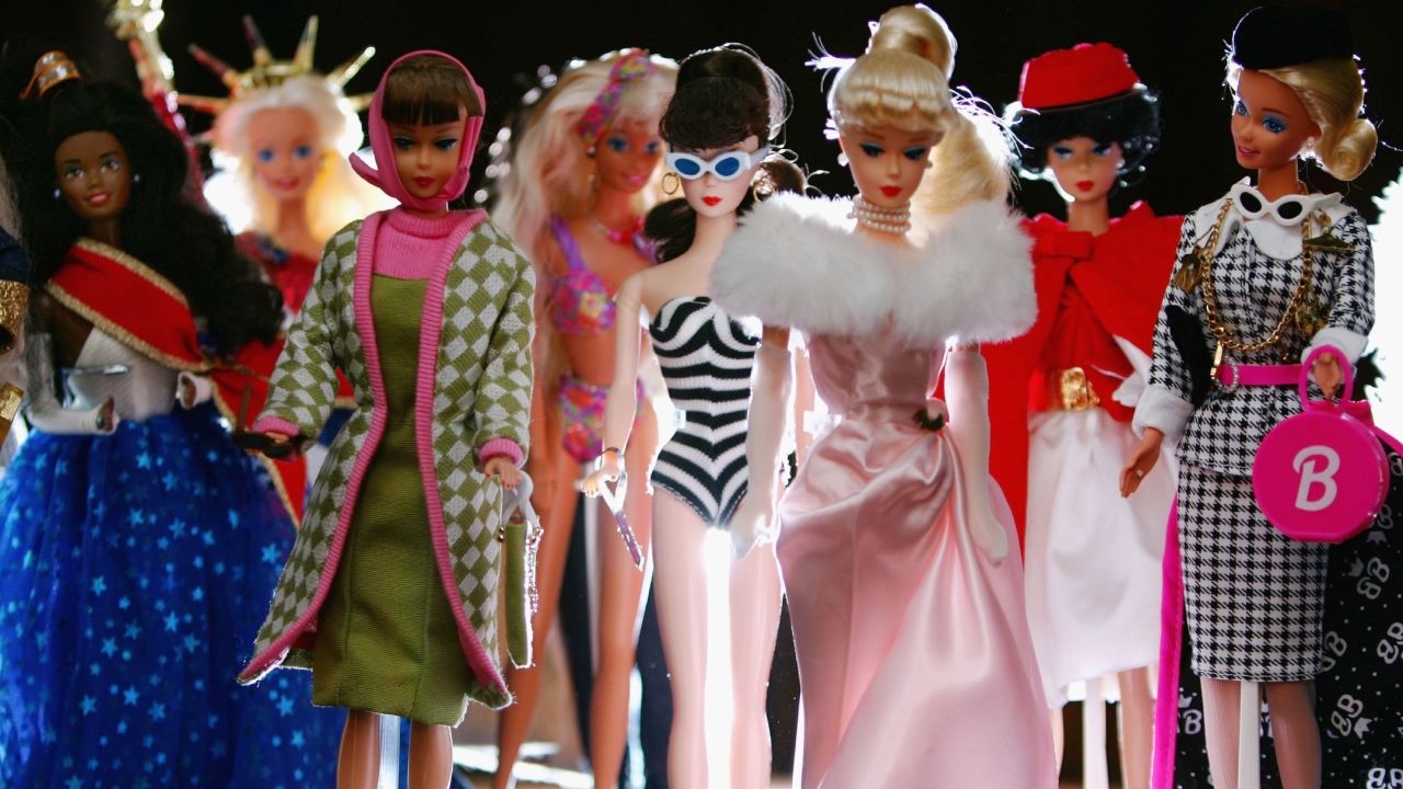 Centro de reabilitação italiano incorpora bonecas Barbie em tratamento de Alzheimer