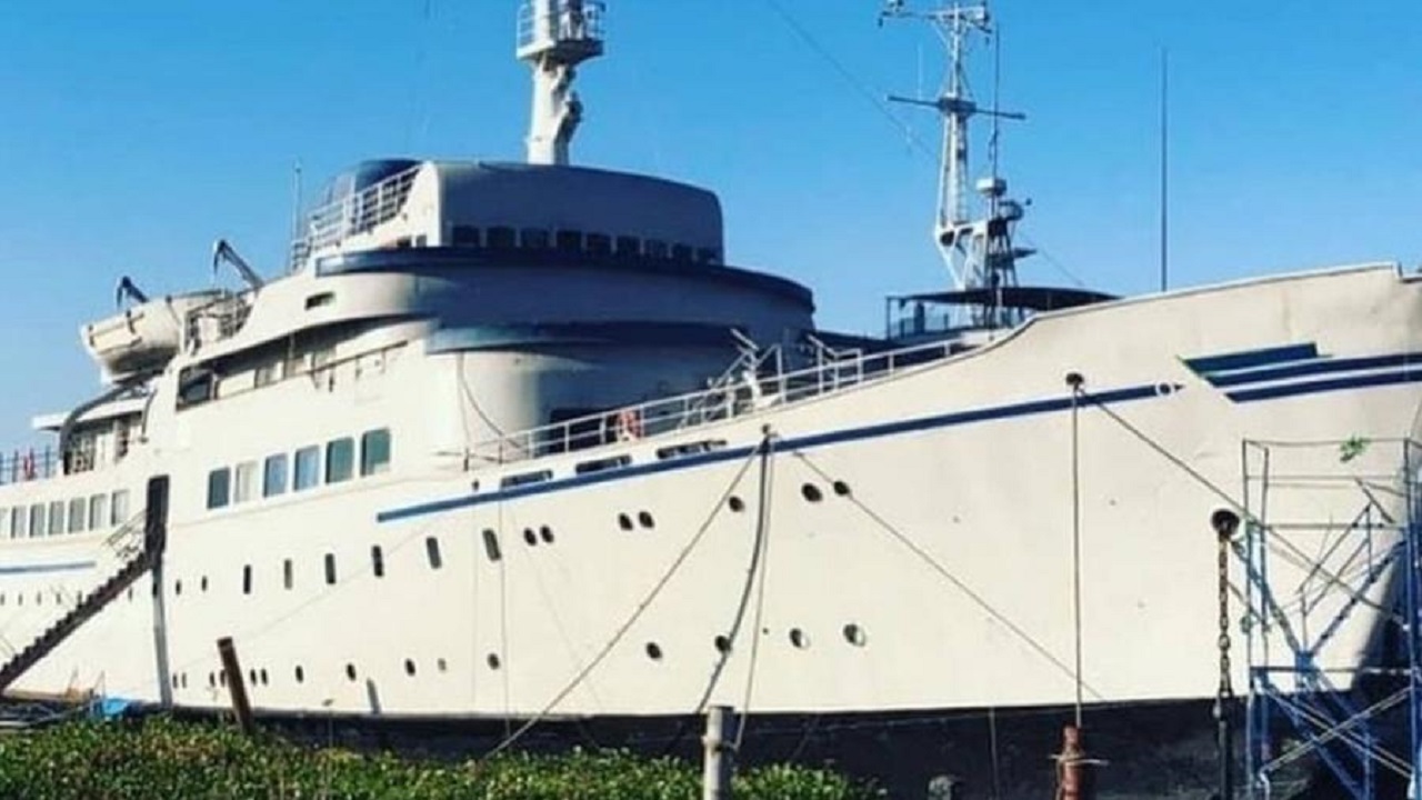 Homem compra, sem saber, navio de icônico agente secreto 007