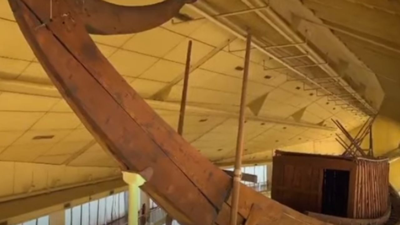 Embarcação faraônica de mais de 4 mil anos é enviada para novo museu no Egito