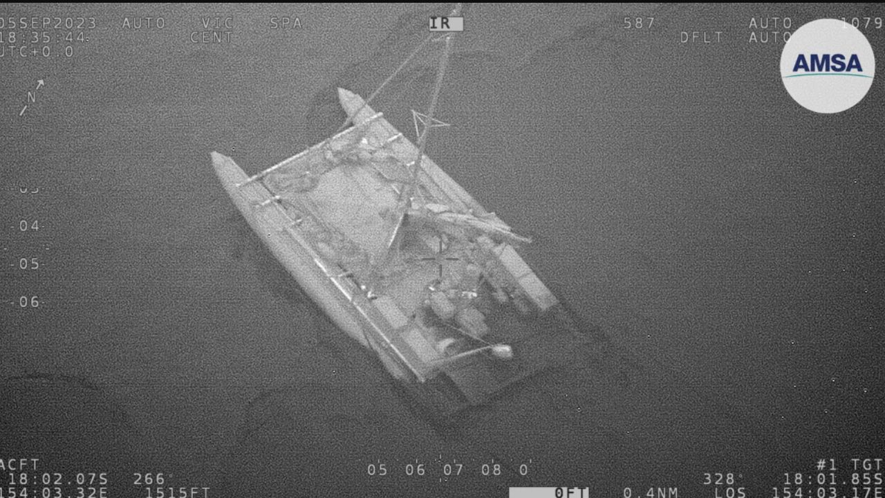 Na Austrália, múltiplos tubarões atacam barco inflável com turistas