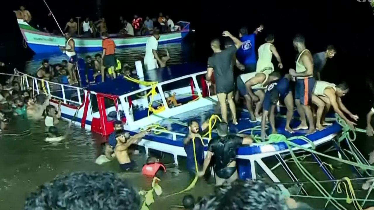 Barco turístico com superlotação capota na Índia