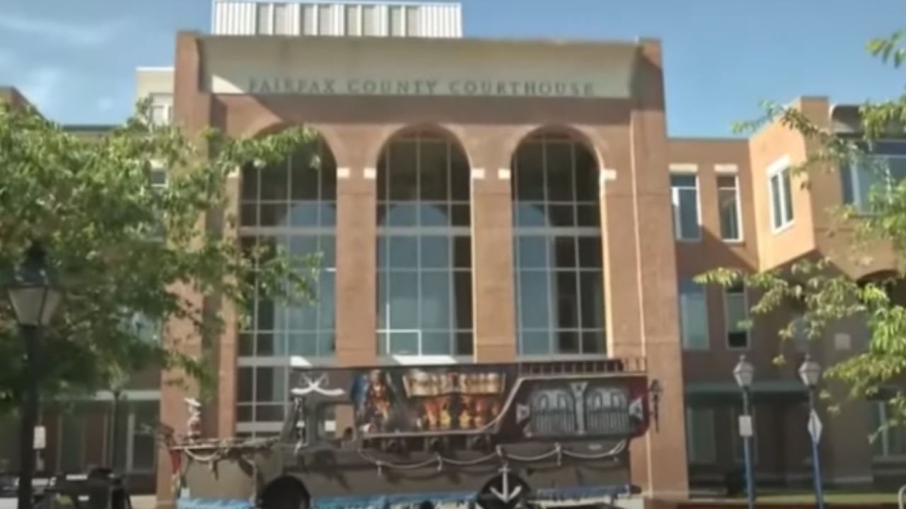 Navio de ‘Piratas do Caribe’ é estacionado em frente a tribunal de Johnny Depp e Amber Heard