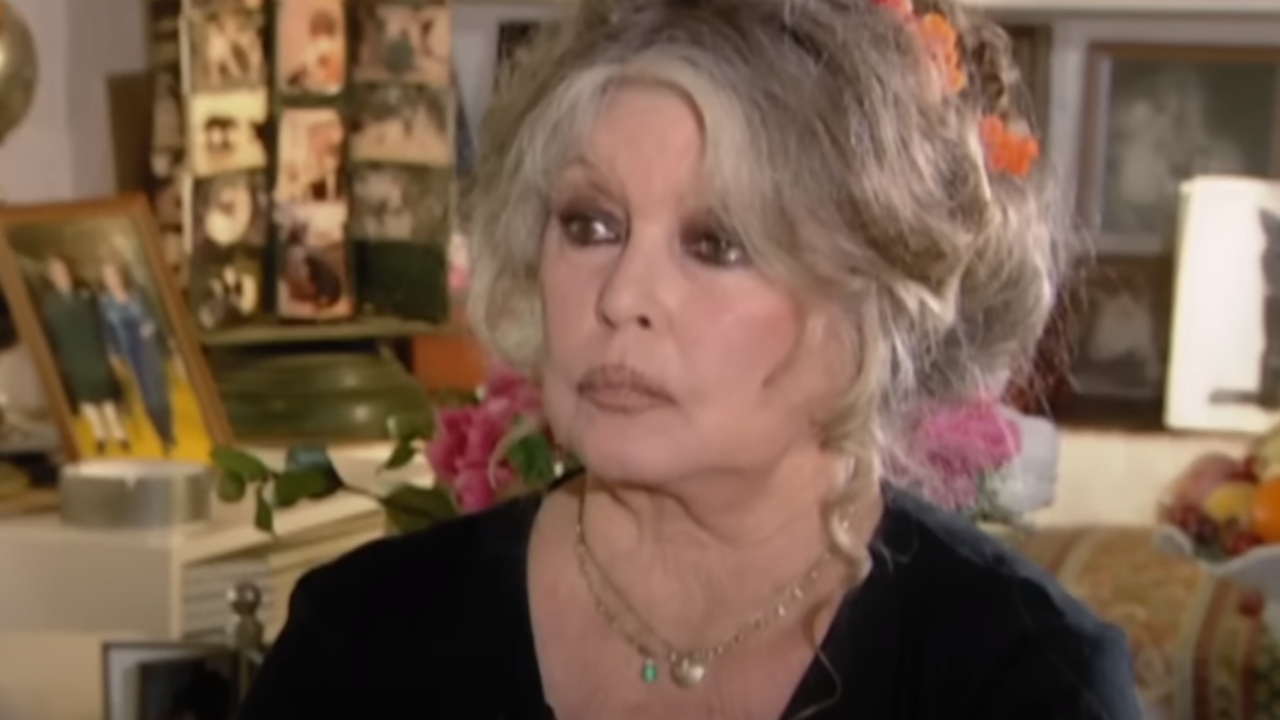 Com dificuldades para respirar, Brigitte Bardot é atendida por socorristas