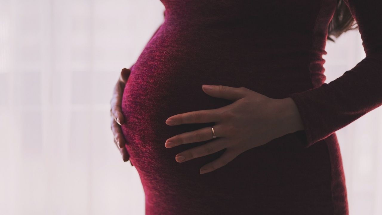 Homem corta a barriga de esposa grávida para descobrir sexo do bebê, diz site