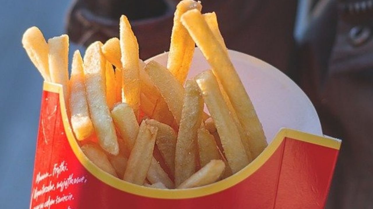 Homem arranca cabeça de pombo após ave ‘atacar’ batata frita do filho