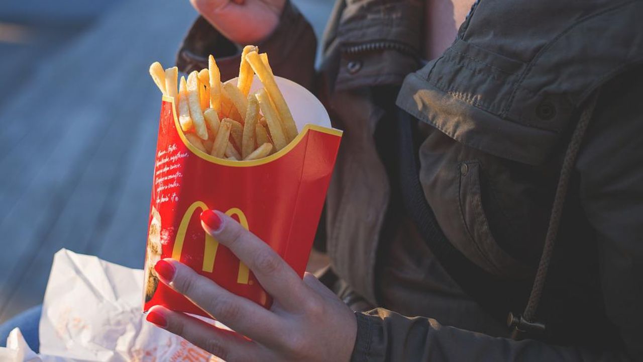 Homem alveja funcionário do McDonald’s após receber comida fria