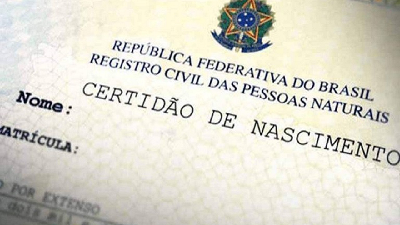 Homem trans ganha direito de mudar nome em registro do filho