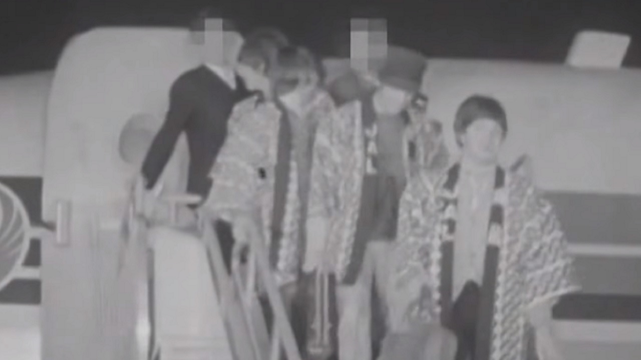 Por que as pessoas aparecem com rosto borrado em vídeo tour dos Beatles no Japão?
