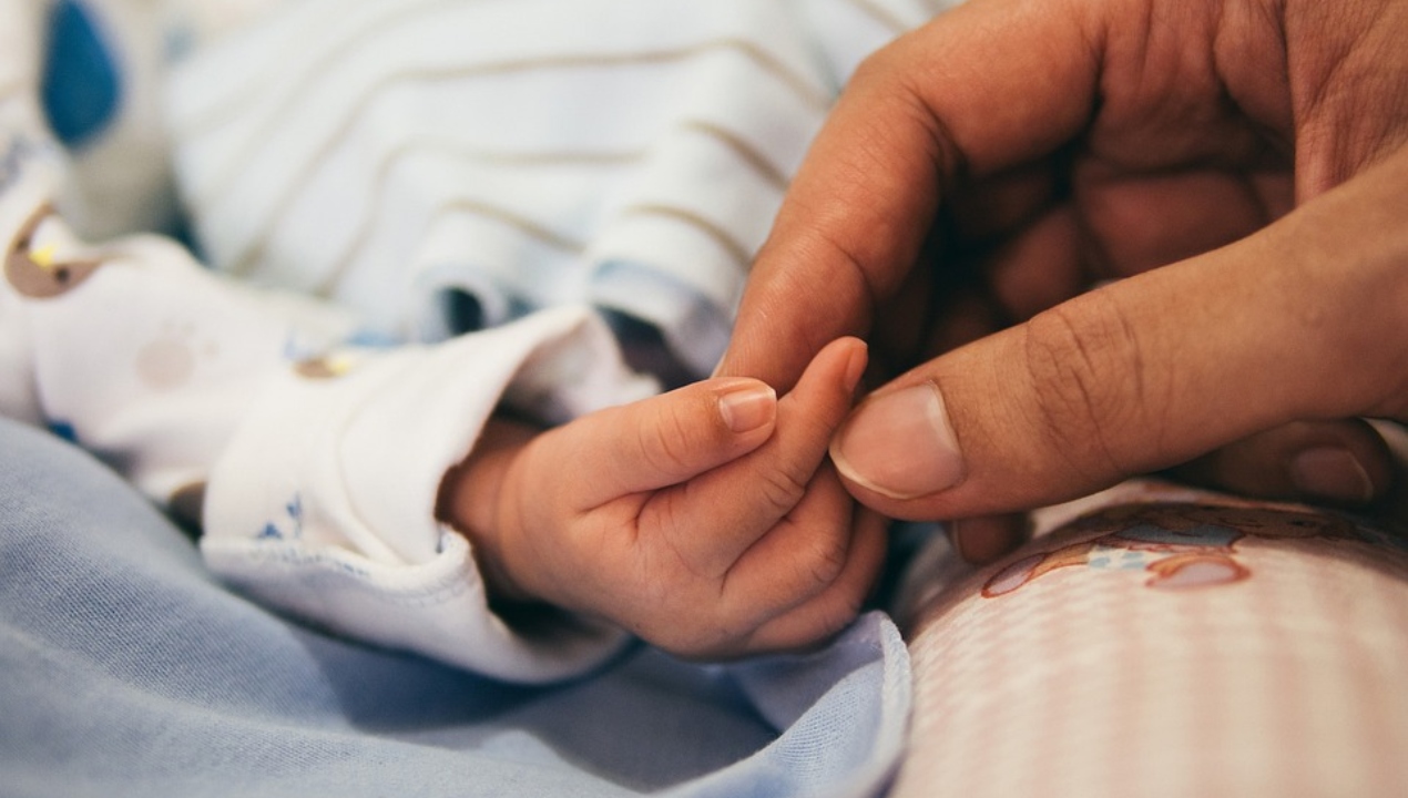 No Reino Unido, curioso bebê nasce com DNA de três pessoas