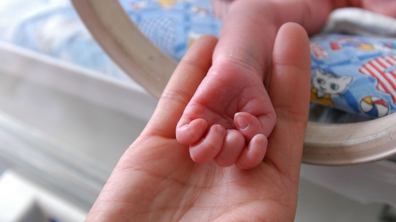 Homem mata filha recém-nascida por preferir um menino no Paquistão