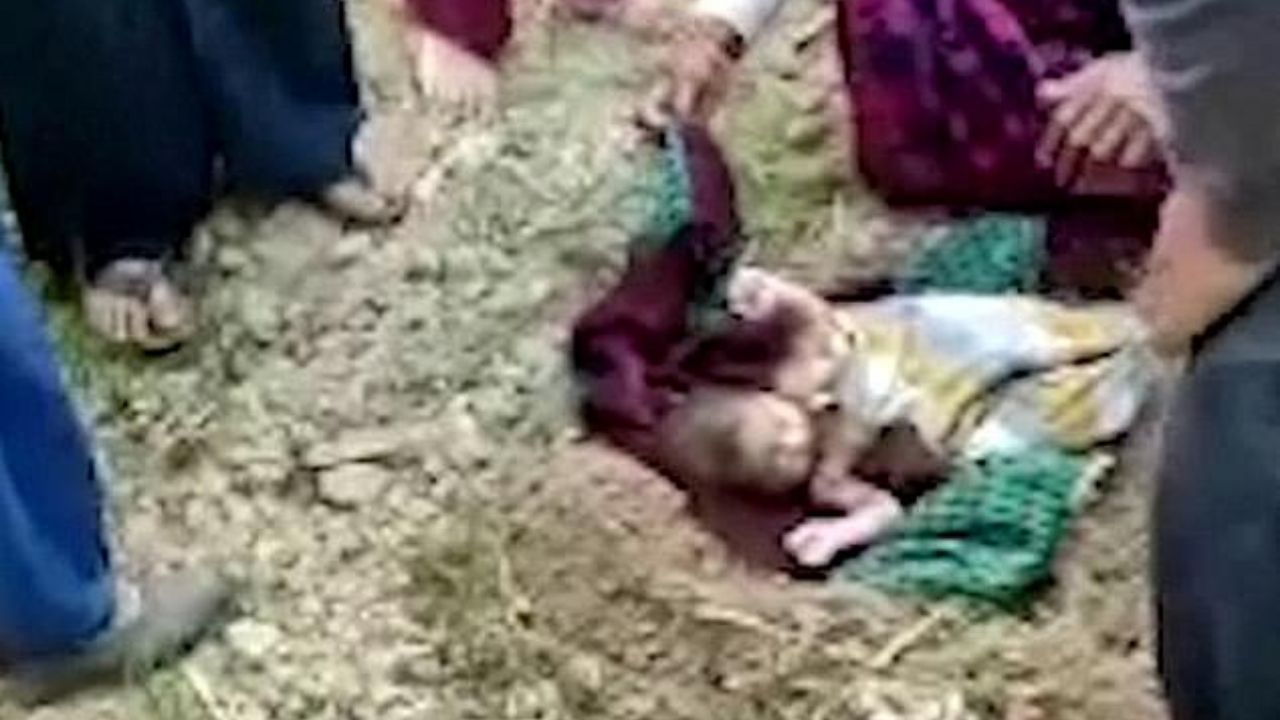 Bebê recém-nascido é encontrado enterrado vivo na Índia