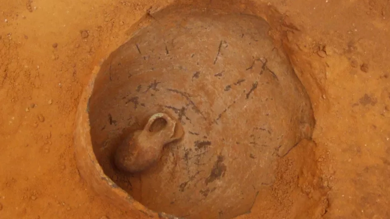 Jarro de quase 4 mil anos contendo esqueleto de bebê é desenterrado em Israel