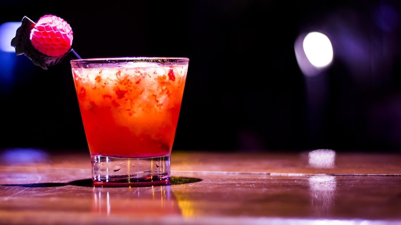 Garçonete é demitida de bar depois de misturar o próprio sangue em um drink