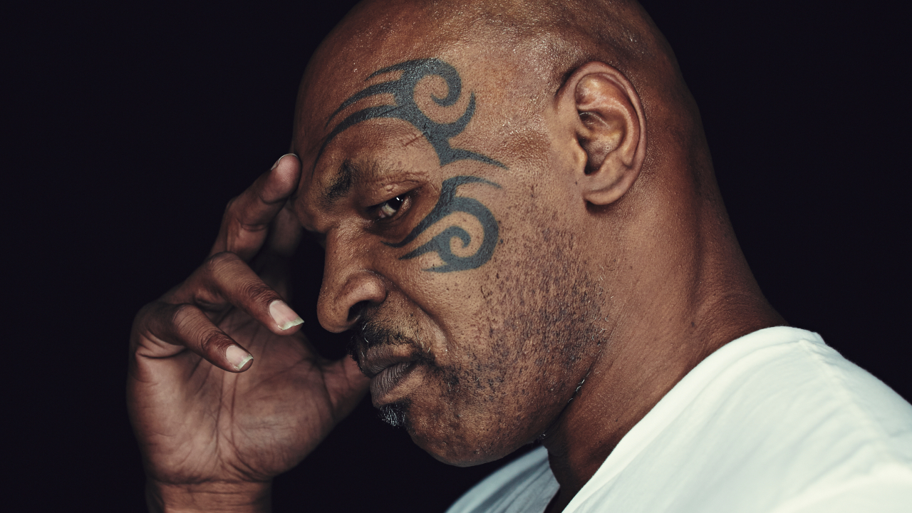 Após ficar irritado, Mike Tyson agride passageiro em voo
