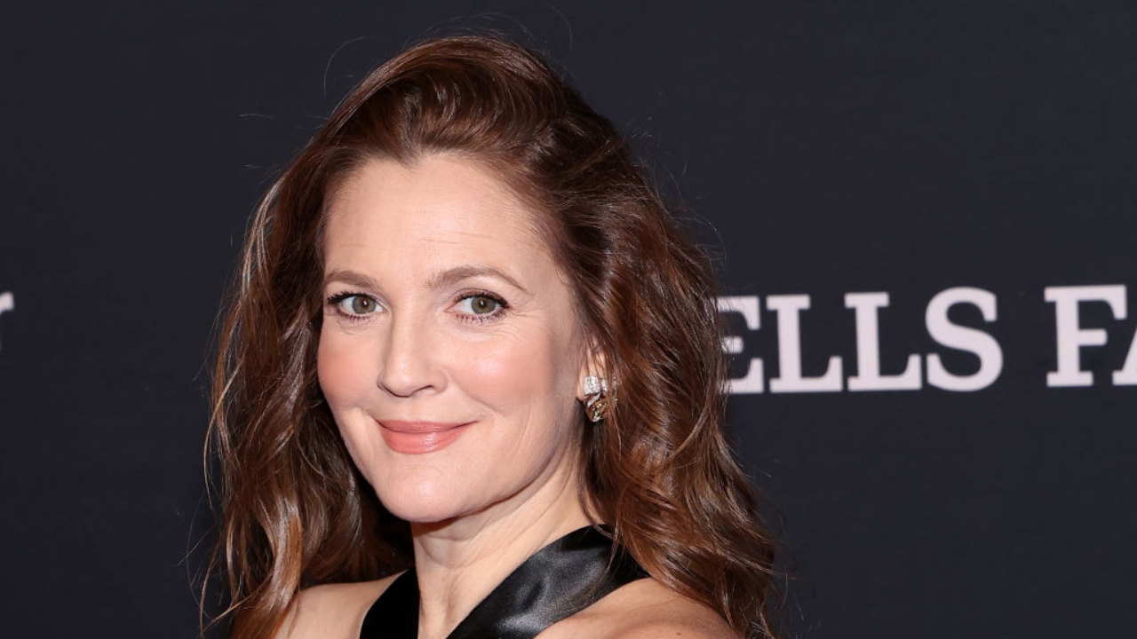 Suposto stalker se aproxima de Drew Barrymore e atriz deixa palco de evento