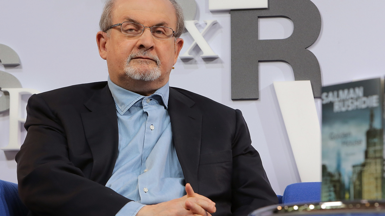 Autor de ‘Versos Satânicos’, Salman Rushdie, é esfaqueado por homem nos EUA