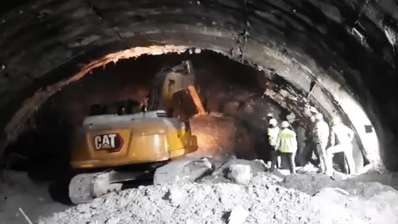 Índia: Trabalhadores ficam presos em escombros de túnel desabado