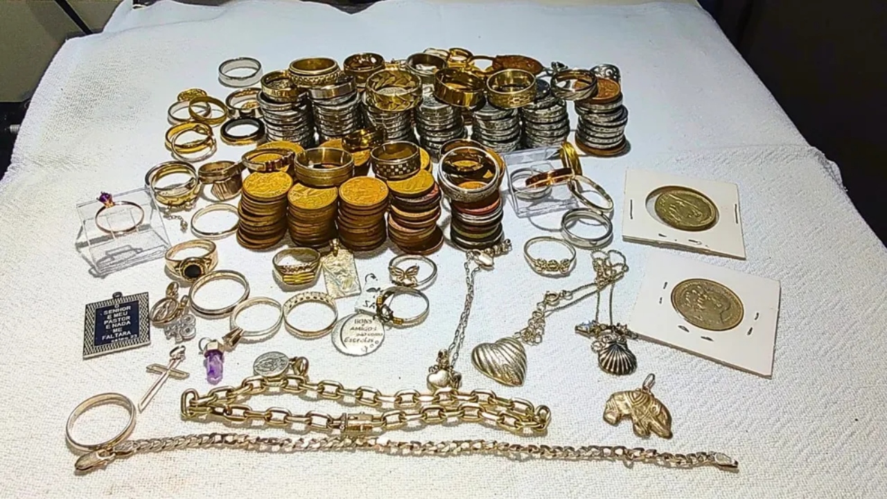 Homem encontra objetos valiosos em ‘caça’ nas praias de Santa Catarina