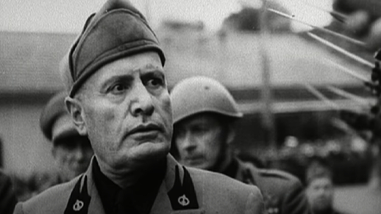Turistas italianos fazem peregrinação até o local em que Mussolini nasceu