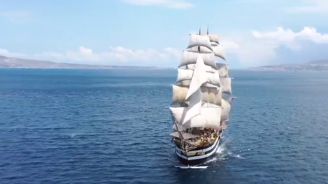 Navio considerado o ‘mais bonito do mundo’ chega ao Brasil
