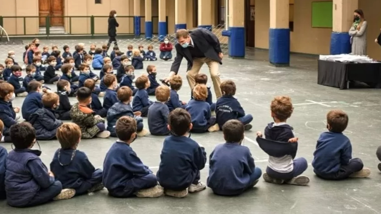 Dois ex-alunos acusam professor por abusos sexuais em escola onde papa deu aula