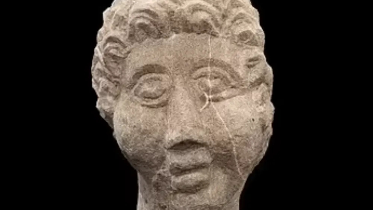Imagem: Escultura romana bem preservada de Tritão é encontrada na Inglaterra