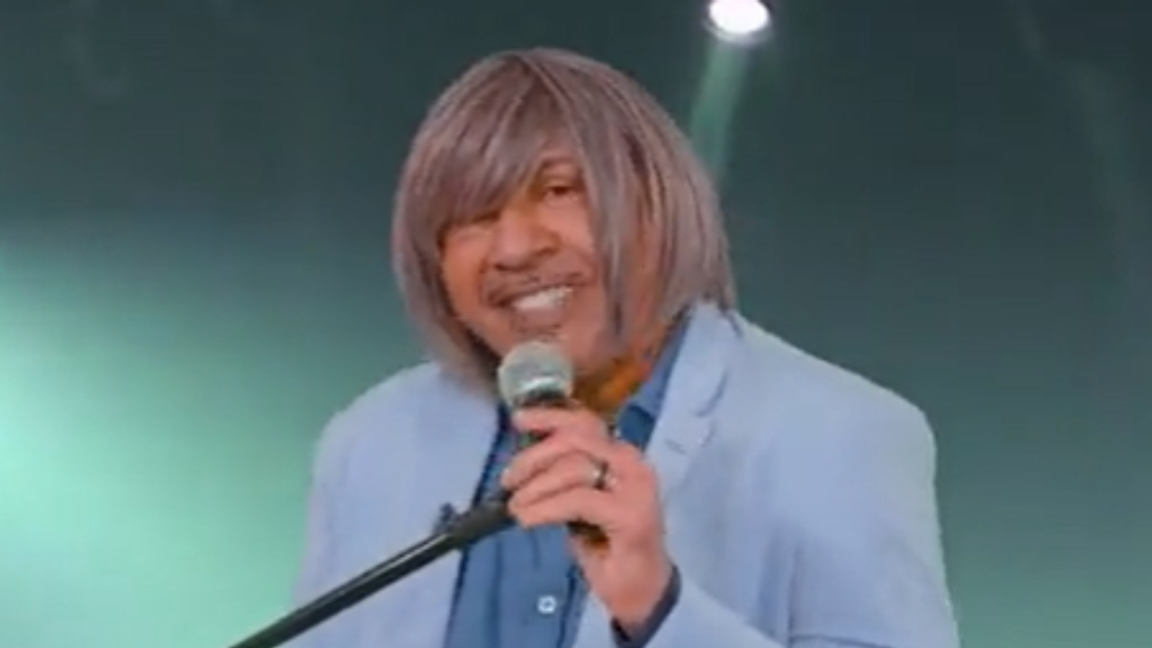 Após longa briga judicial, Tiririca volta a imitar Roberto Carlos no horário político